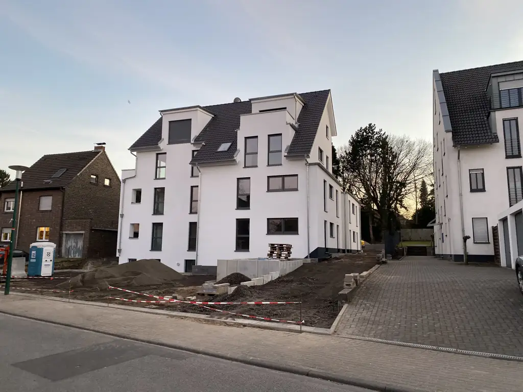 Kurz vor Fertigstellung, Straßenseite