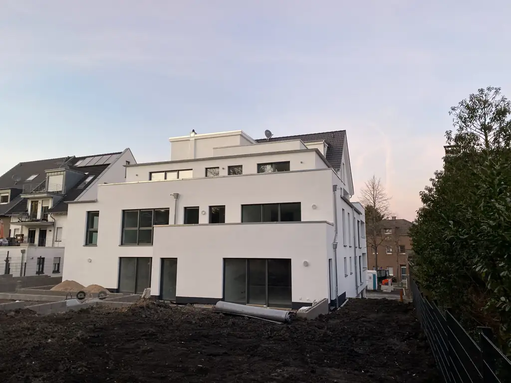 Kurz vor Fertigstellung, Gartenseite
